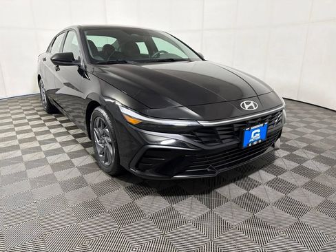 Used 2024 Hyundai Elantra SEL FWD image 2