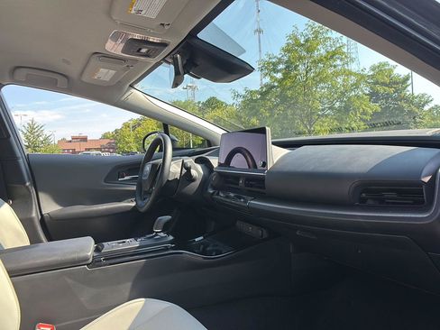 Used 2025 Toyota Prius XLE AWD/4WD image 15