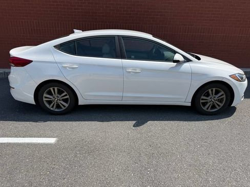 Used 2017 Hyundai Elantra SE FWD image 2