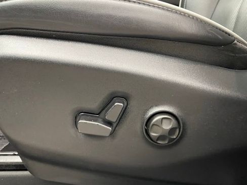 Used 2025 Chrysler Pacifica Limited image 11