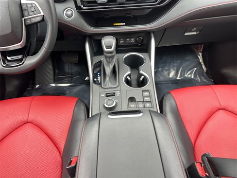 Used 2023 Toyota Highlander XSE image 11