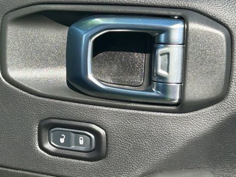 Used 2025 Jeep Gladiator Rubicon AWD/4WD image 40