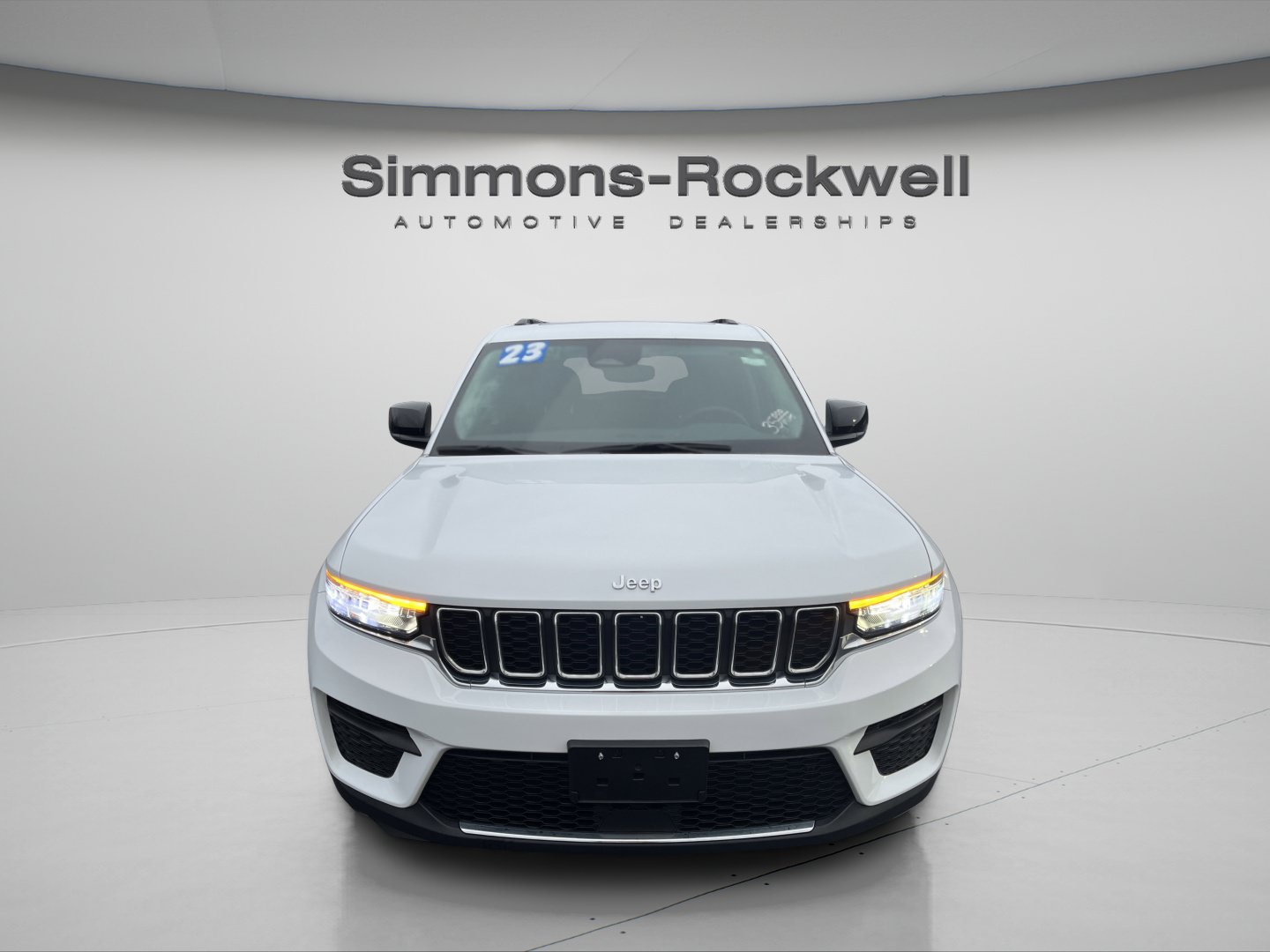 Used 2023 Jeep Grand Cherokee Laredo X AWD/4WD image 8