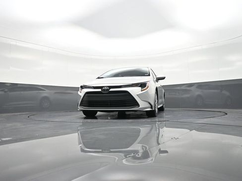 Used 2025 Toyota Corolla LE w/ Convenience Package image 30