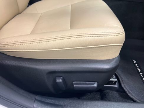 Used 2017 Toyota Avalon XLE Premium image 15