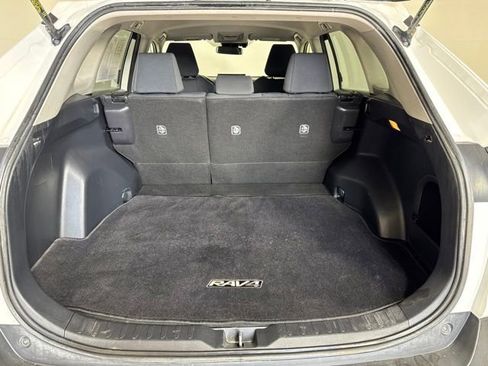 Used 2019 Toyota RAV4 LE w/ Carpet Mat Package AWD/4WD image 21
