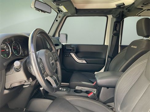 Used 2016 Jeep Wrangler Unlimited Sahara w/ Connectivity Group image 16