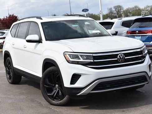 Certified 2023 Volkswagen Atlas SE w/ Panoramic Sunroof Package image 2