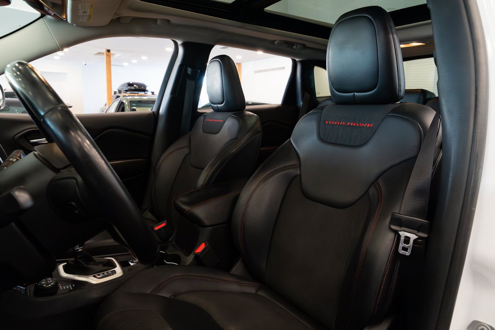 Used 2018 Jeep Cherokee Trailhawk w/ Comfort/Convenience Group AWD/4WD image 17