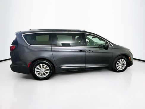 Used 2018 Chrysler Pacifica Touring-L Plus image 10