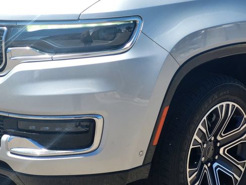 Used 2025 Jeep Wagoneer 4WD image 9