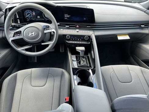 New 2025 Hyundai Elantra SEL image 3