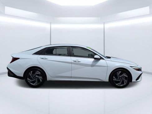Used 2025 Hyundai Elantra SEL FWD image 2
