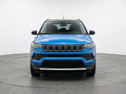 Used 2025 Jeep Compass Limited AWD/4WD image 2
