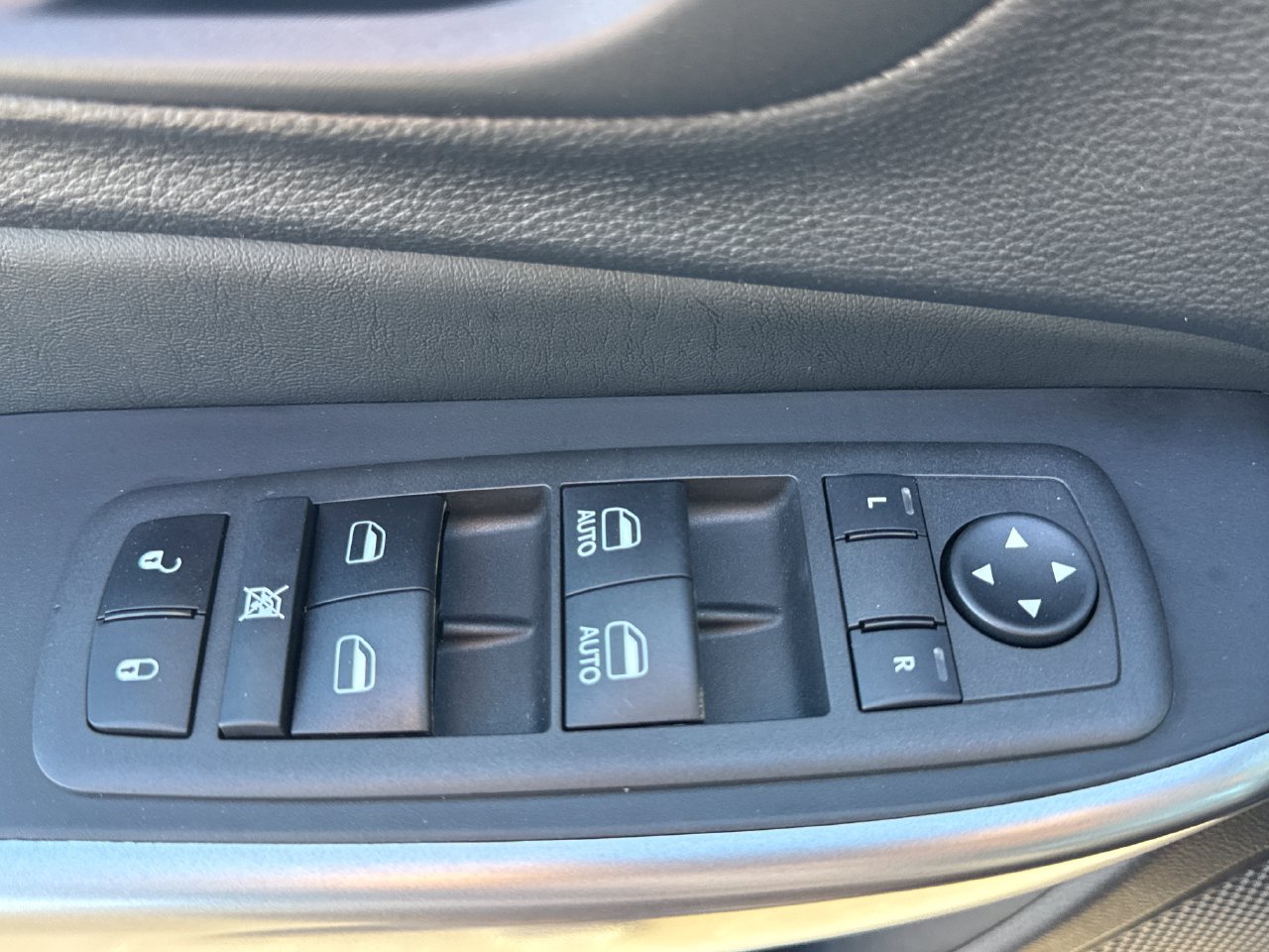 Used 2022 Jeep Cherokee Latitude Lux w/ Sun & Sound Group AWD/4WD image 17