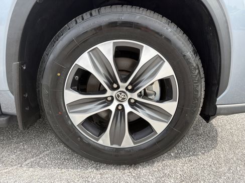 Used 2022 Toyota Highlander XLE FWD image 13
