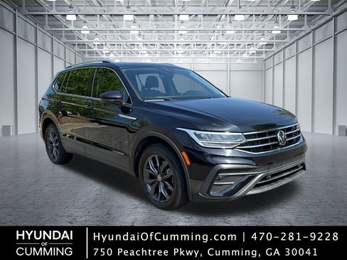 Used 2023 Volkswagen Tiguan SE w/ Panoramic Sunroof Package FWD image 1