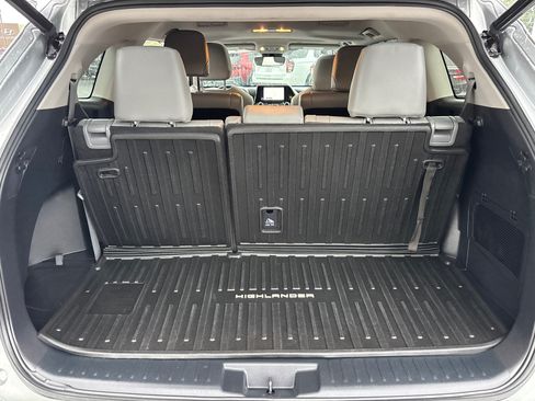 Used 2023 Toyota Highlander XLE AWD/4WD image 9