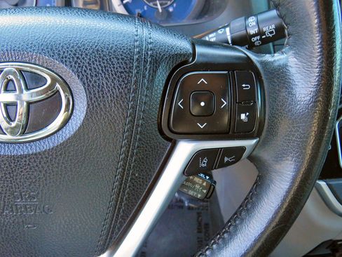 Used 2020 Toyota Sienna XLE image 27