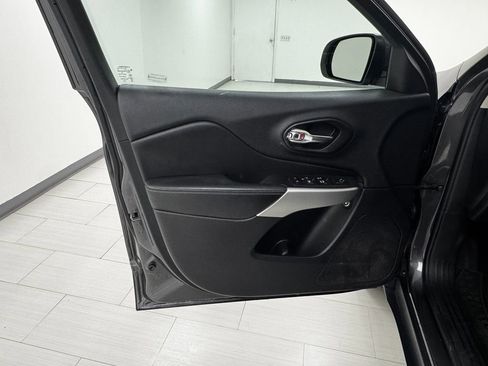 Used 2018 Jeep Cherokee Latitude Plus image 9