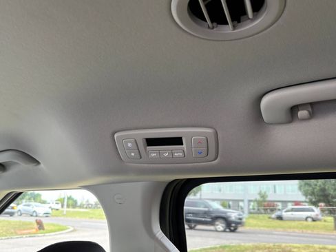 Used 2026 Kia Carnival FWD image 24