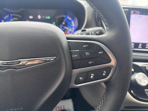 Used 2024 Chrysler Pacifica Select image 19