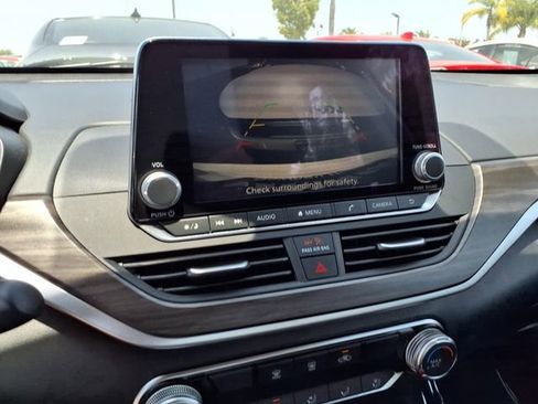 Used 2025 Nissan Altima 2.5 SV FWD image 19