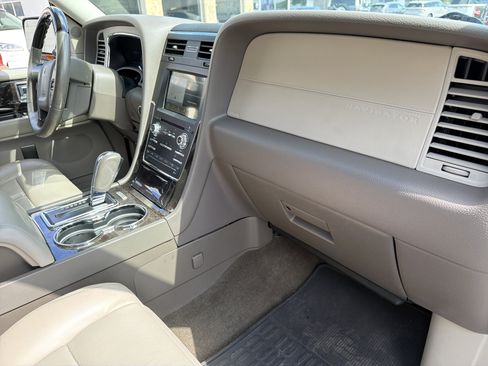 Used 2016 Lincoln Navigator Select RWD image 15