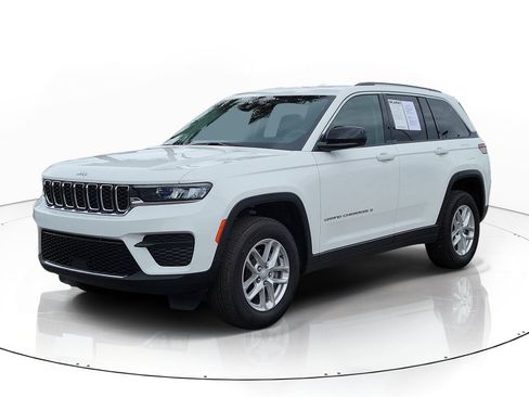 Used 2023 Jeep Grand Cherokee Laredo w/ Trailer Tow Prep Group (B) AWD/4WD image 3