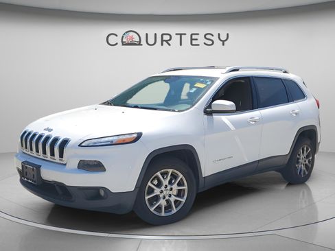 Used 2017 Jeep Cherokee Latitude FWD image 1