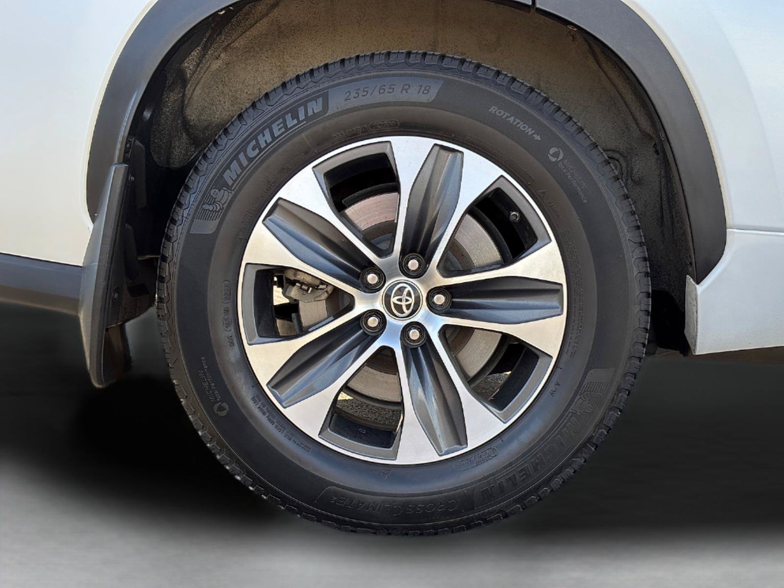 Used 2022 Toyota Highlander XLE AWD/4WD image 10