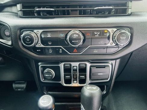 Used 2024 Jeep Wrangler Unlimited Sport AWD/4WD image 32
