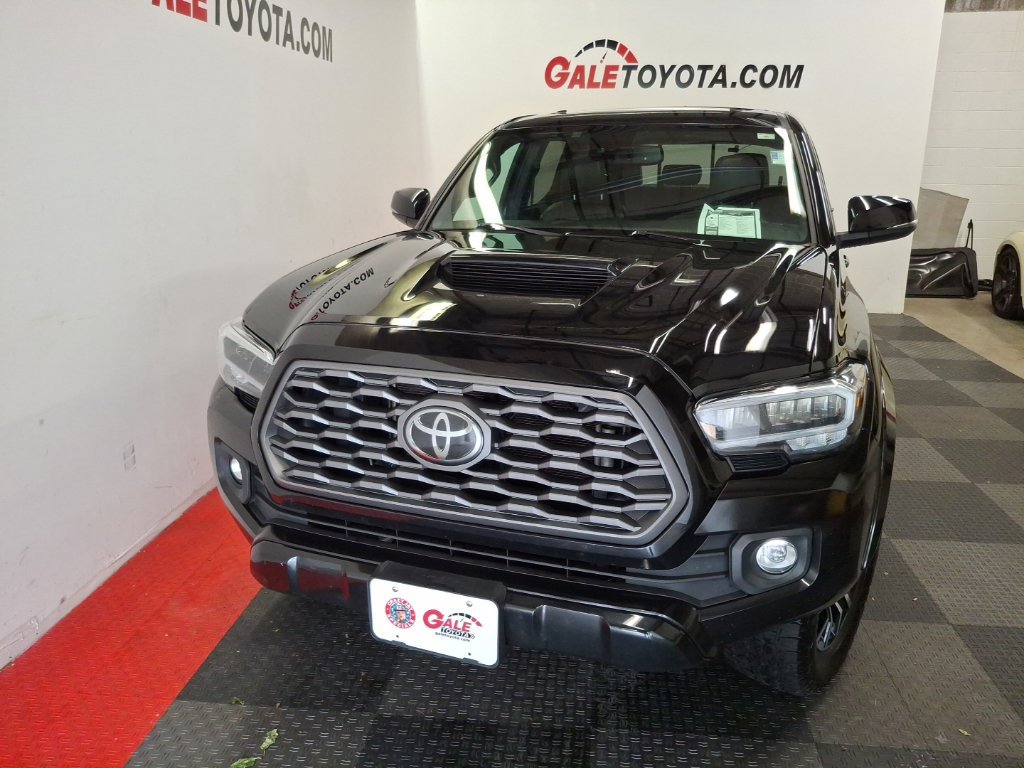 Used 2021 Toyota Tacoma TRD Sport w/ TRD Premium Sport Package AWD/4WD image 3