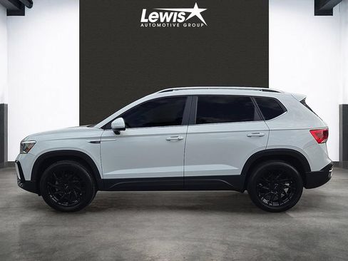 Used 2022 Volkswagen Taos SE w/ Panoramic Sunroof Package FWD image 2