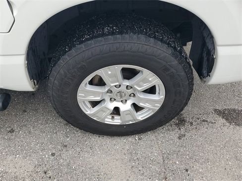 Used 2019 Nissan Titan SV image 6