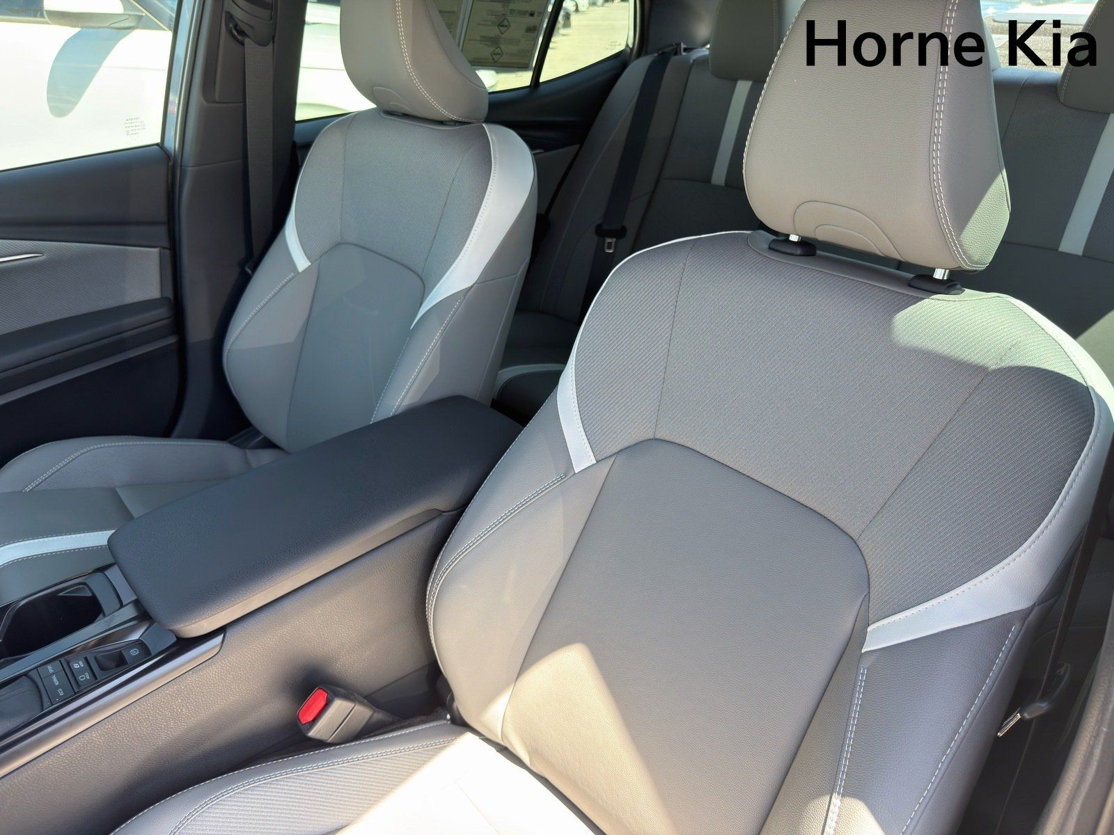 Used 2025 Toyota Camry SE w/ Convenience Package FWD image 12