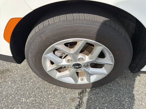 Used 2025 Kia Soul LX image 11