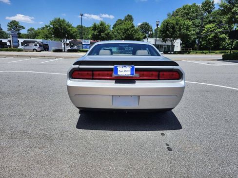 Used 2010 Dodge Challenger SE RWD image 10
