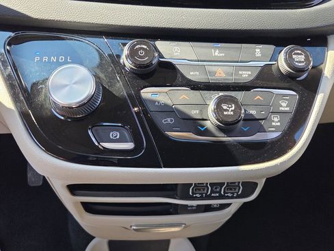 Used 2022 Chrysler Pacifica Touring-L image 20