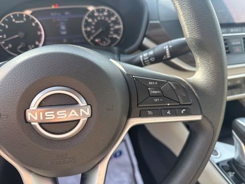 Used 2025 Nissan Altima 2.5 SV FWD image 17