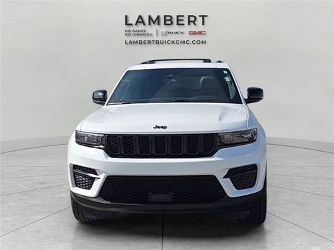 Used 2023 Jeep Grand Cherokee Altitude image 2