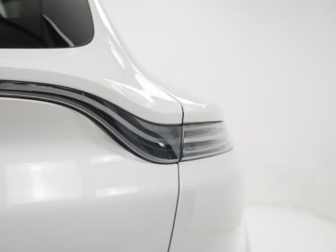 Used 2021 Aston Martin DBX image 12