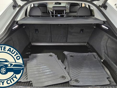 Used 2022 Audi e-tron Premium w/ Convenience Plus Package image 38