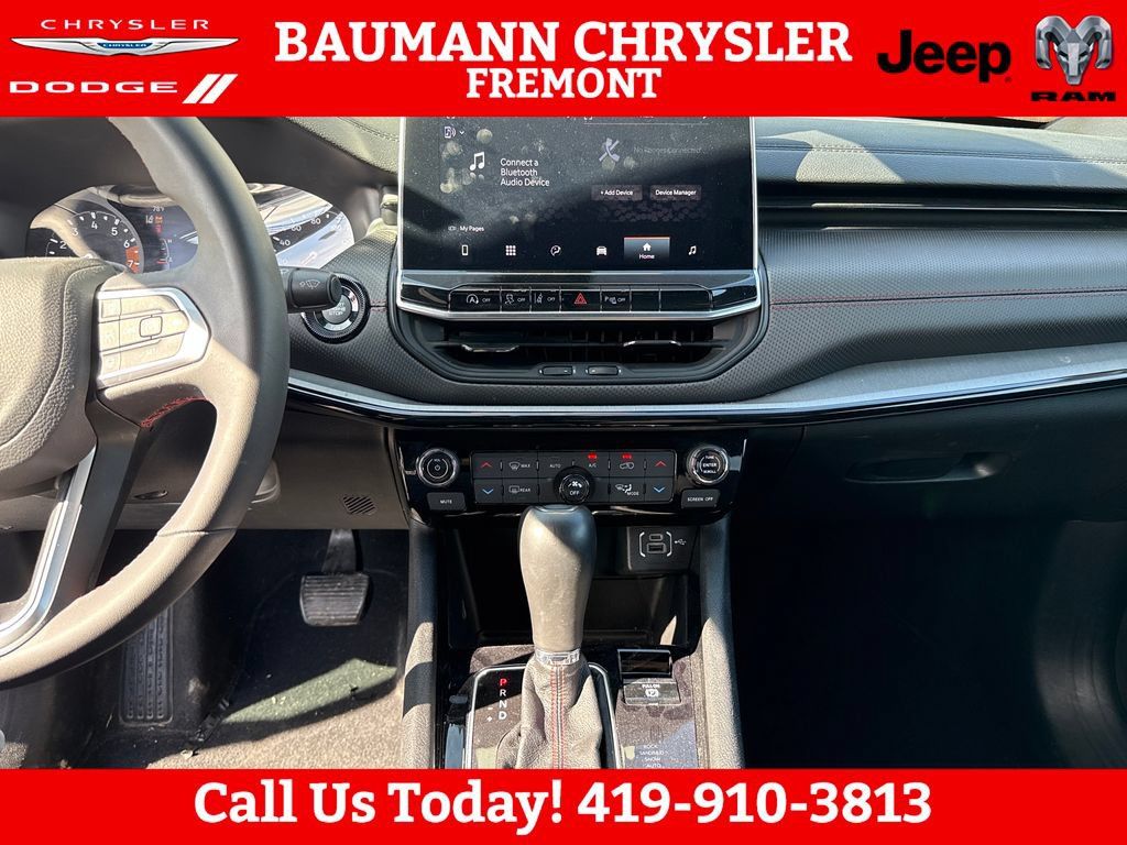 Used 2025 Jeep Compass Trailhawk AWD/4WD image 17