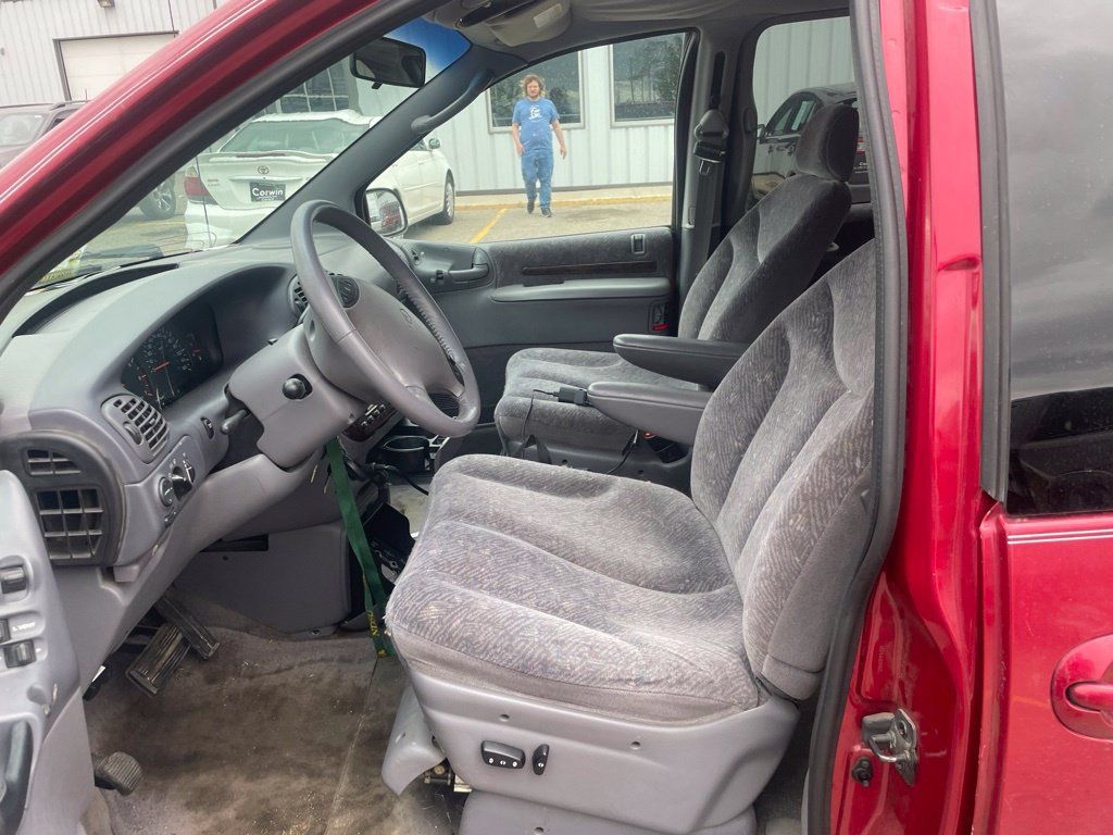 Used 1997 Chrysler Town & Country SX FWD image 18