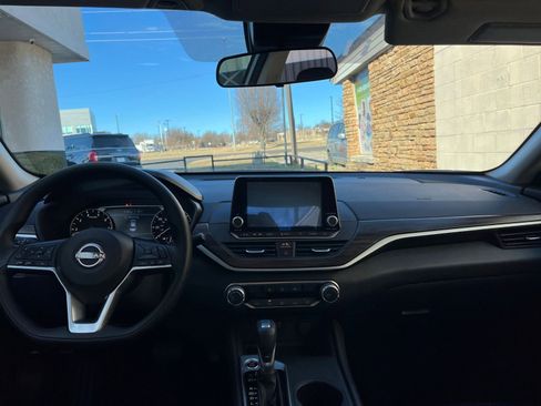 Used 2025 Nissan Altima 2.5 SV image 32