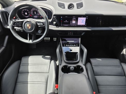 Used 2025 Porsche Cayenne GTS AWD/4WD image 4