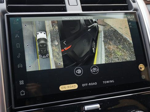 Used 2025 Land Rover Discovery S image 27