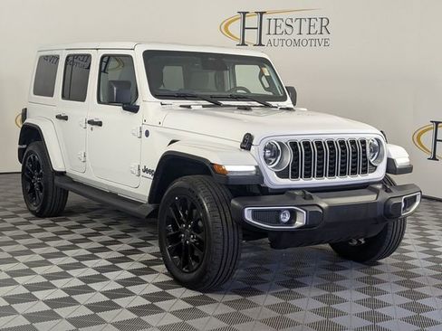 Used 2025 Jeep Wrangler Unlimited Sahara image 2