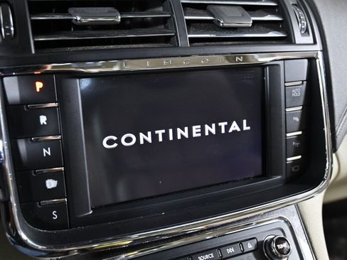 Used 2017 Lincoln Continental Reserve w/ Technology Package FWD image 17
